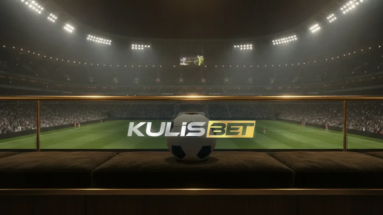 Gece maçında ışıklı stadyuma bakan altın korkuluklu loca ve kadife rafta futbol topu