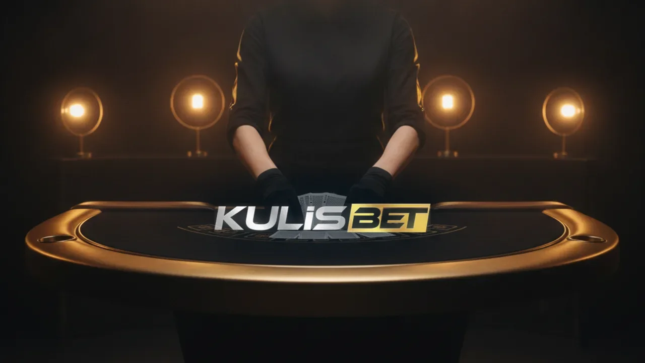 Siyah çuha ve altın şeritli canlı krupiye masasında kart dağıtan eldivenli eller, sıcak stüdyo ışığı