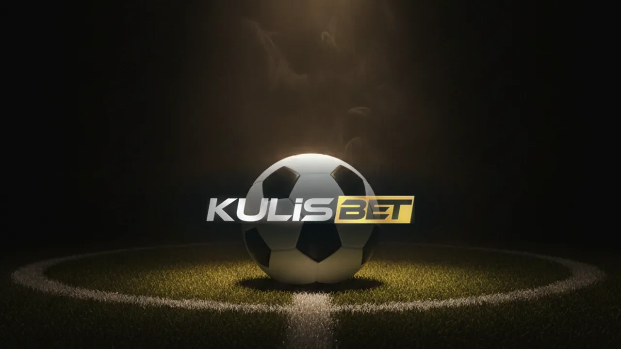 Karanlık sahada tek altın projektör altında siyah-beyaz futbol topu ve önde tebeşir çizgisi